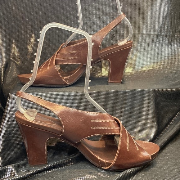 Clarks Artisan brown size 10 heels. Leather is soft and supple. - Picture 1 of 7